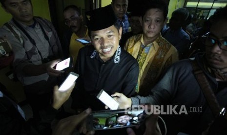 Bupati Purwakarta yang juga menjabat sebagai Ketua DPD Golkar Jabar Dedi Mulyadi diwawancara wartawan di Kantor DPD Golkar Jabar, Jl Maskumambang, Kota Bandung, Senin (6/10).