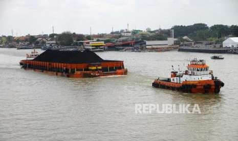 Penguatan Harga Batubara. Kapal tunda menarik tongkang batubara di Sungai Musi, Palembang, Ahad (2/9).