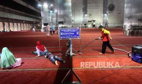 Petugas membersihkan karpet masjid di Masjid Istiqlal, Jakarta. ilustrasi (Republika/Mahmud Muhyidin)