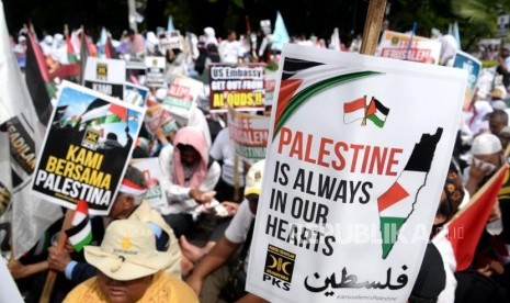 Aksi Damai Bela Palestina. Massa dari PKS se-Jabodetabek menggelar aksi bela Palestina di depan Kedubes AS, Jakarta, Ahad (10/12).