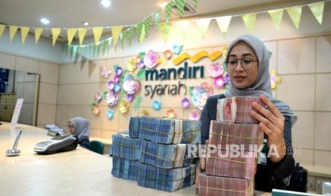 Peningkatan DPK. Petugas melayani nasabah di Bank Syariah Mandiri cabang Thamrin, Jakarta, Kamis (9/11).