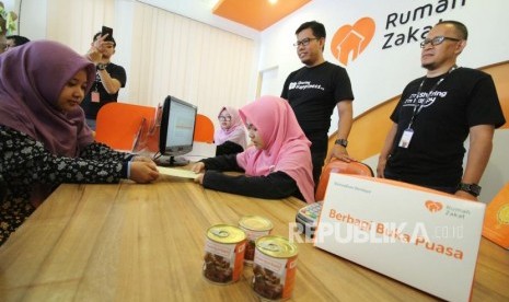 CEO Rumah Zakat Nur Efendi dan COO Herry Hermawan mendampingi petugas saat melayani pemberi zakat (muzakki) di Kantor Rumah Zakat, Jalan Turangga, Kota Bandung, Kamis (17/5).