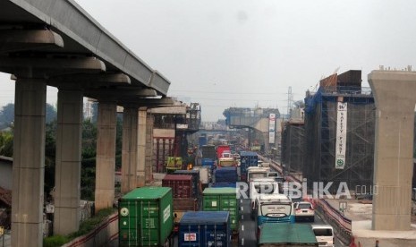 Sejumlah kendaraan melintas di dekat proyek pembangunan LRT di Bekasi, Jawa Barat, Sabtu, (7/7).