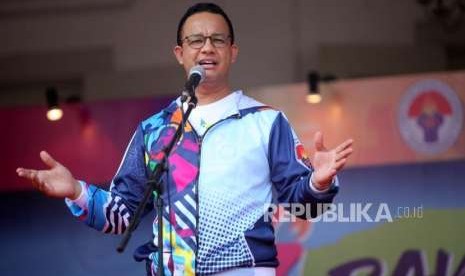 Gubernur DKI Jakarta Anies Baswedan memberikan sambutan saat pawai obor (torch relay) Asian Para Games 2018 di Balaikota, Jakarta, Ahad (30/9).