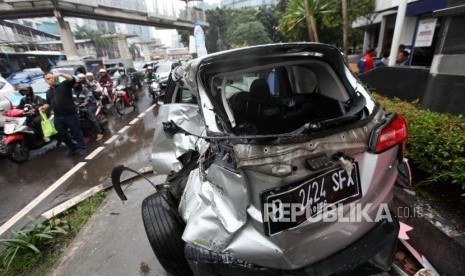 Kondisi mobil sedan jenis Honda HR-V rusak akibat kecelakaan ditabrak bus Kopaja di Jalan Rasuna Said, Jakarta, Kamis (26/4).