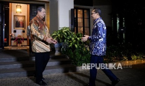 SBY Temui Zulkifli Hasan. Ketua Umum Partai Demokrat Susilo Bambang Yudhoyono (tengah) berjabat dengan Ketua Umum PAN Zulkifli Hasan di kediaman, Jakarta, Rabu (25/7) malam.