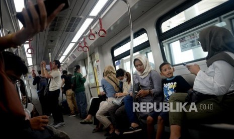 Sejumlah warga mengikuti uji coba publik pengoperasian Light Rail Transit (LRT) fase I rute Kelapa Gading-Velodrome di Jakarta, Selasa(11/6).