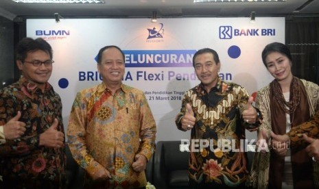 Menteri Riset, Teknologi, dan Pendidikan Tinggi RI Mohamad Nasir (kedua kiri) bersama Direktur Utama Bank BRI suprajarto (kedua kanan), Direktur Konsumer Bank BRI Handayani (kanan) dan Sekjen Kemenristekdikti Ainun Na'im (kiri) berfoto usai launching produk student loan 