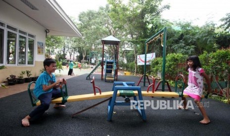 Sejumlah anak bermain di Ruang Publik Terpadu Ramah Anak (RPTRA) Borobudur, Jakarta, Kamis (8/3).