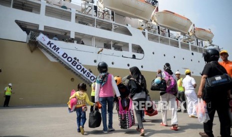 Mudik Gratis Kapal laut. Pemudik memasuki kapal saat mudik gratis dengan kapal laut di Pelabuhan Tanjung Priok, Jakarta, Sabtu (9/5).