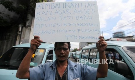 Sopir angkutan umum jurusan Tanah Abang melakukan aksi demo di Kawasan Tanah Abang, Jakarta, Senin (29/1).