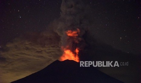 Erupsi Magmatik Masih Terjadi. Erupsi magmatik Gunung Agung terlihat dari Kubu, Karangasem, Bali, Selasa (28/11).