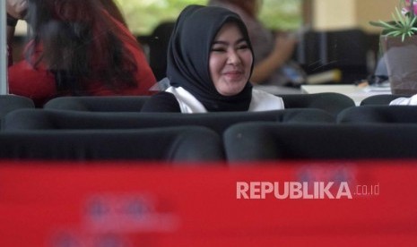 Istri Zumi Zola, Sherrin Tharia tiba di kantor Komisi Pemberantasan Korupsi, Jakarta .Selasa (22/5).