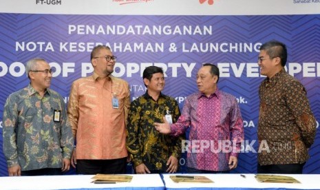 Dirut Bank BTN Maryono (dua kanan) bersama Ketua Keluarga Alumni Teknik Sipil Universitas Gadjah Mada (KATSGAMA) Mursyid  Suyadi (dua kiri), Perwakilan Fakultas Teknik UGM Joko Sumiyanto (tengah), Sekretaris Ditjen Penyediaan Perumahan Kementerian PUPR Dadang Rukmana (kiri) dan Staf Khusus Wapres RI Wijayanto Samirin (kanan) berbincng usai melakukan penadatanganan nota kesepahaman di Jakarta, Rabu (20/3).