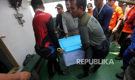 Petugas gabungan dari TNI AL dan Basarnas mengangkat boks yang berisi Black Box pesawat Lion Air JT-610 dari laut ke KR Baruna Jaya I di perairan Karawang, Jawa Barat, Kamis (1/11).