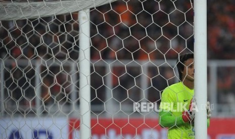 Penjaga gawang Borneo FC Muhammad Ridho memegang tiang gawang saat pertandingan Liga 1 melawan Persija Jakarta di Stadion Gelora Bung Karno, Senayan, Jakarta, Sabtu (14/4).