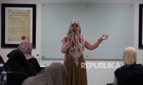 Suasana pelatihan menulis novel bersama Asma Nadia di Kantor Republika, Jakarta, Rabu (24/4).