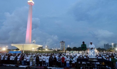 Shalat Maghrib Berjamaah. Sejumlah umat muslim melaksanakan shalat Maghrib berjamaah di Monas, Jakarta, Kamis (21/2).