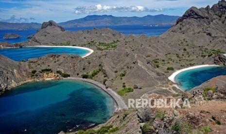 Pulau Padar dapat ditempuh dengan kapal laut selama kurang lebih tiga jam dari Labuan Bajo.