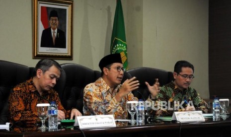 Direktur Pemberdayaan Zakat dan Wakaf Direktorat Jenderal Bimbingan Masyarakat Islam Kementerian Agama Fuad Nasar bersama Menteri Agama Lukman Hakim Saifuddin dan Kepala Biro Hubungan Masyarakat, Data dan Informasi Sekretariat Jenderal Kementerian Agama Mastuki (dari kiri) memaparkan penjelasan saat konferensi pers di Kantor Kementerian Agama, Jakarta, Rabu (7/2).