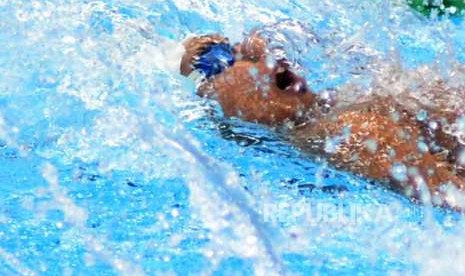 Perenang Indonesia I Gede Siman Sudartawa berlomba di nomor 100 meter gaya punggung putra cabang olahraga renang Asian Games 2018 di Stadion Aquatik, Senayan, Jakarta, Ahad (19/8).