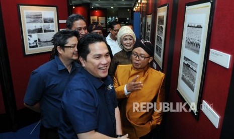 Ketua INASGOC Erick Thohir (tengah) berkunjung ke Pameran Sejarah Asian Games di Kementerian Pendidikan dan Kebudayaan, Jakarta, Rabu (2/5).