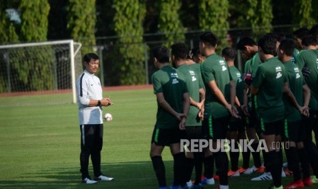 Pemusatan Latihan Timnas U-23. Pelatih Timnas U-23 Indra Sjafri memberikan pengantar sebelum mengikuti latihan di Stadion UNY, Yogyakarta, Rabu (29/5/2019).