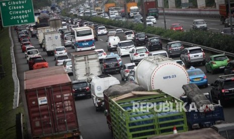 Antrean kendaraan saat melintas di ruas Jalan Tol Jagorawi, Kawasan Cibubur, Jakarta Timur