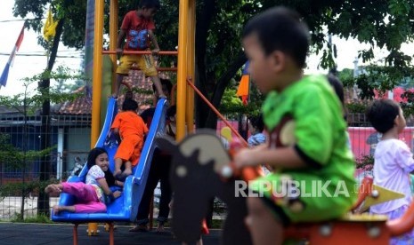 Anak-anak saat bermain di RPTRA Pesona, Manggarai, Jakarta.