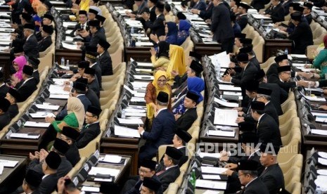 Sejumlah anggota DPR,DPD dan MPR mengikuti sidang paripurna dan pengucapan sumpah/janji anggota DPR,DPD dan MPR periode 2019-2024 di Kompleks Parlemen, Senayan, Selasa (1/10).