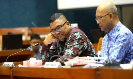 Pembahasan DPT dan DPS Pemilu. Anggota Bawaslu Fritz Edward Siregar (kiri) menghadiri rapat dengar pendapat bersama Komisi II DPR RI di Komplek Parlemen Senayan, Jakarta, Senin (21/5).