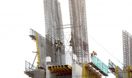 Anggaran Proyek Infrastruktur. Pekerja menyelesaikan proyek rumah susun di Jakarta, Kamis (23/11).