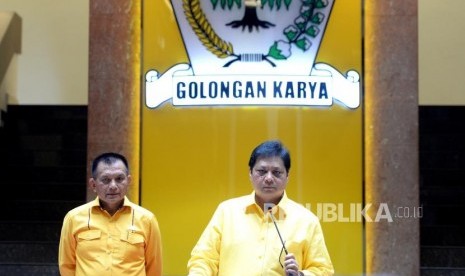 Pengumuman Pengurus Partai Golkar. Ketua Umum Partai Golkar Airlangga Hartarto (kanan) bersama Sekjen Partai Golkar Lodewijk Freidrich Paulus mengumumkan susunan pengurus pusat partai Golkar di DPP Partai Golkar, Jakarta, Senin (22/1).