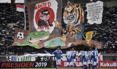 Bobotoh Persib Bandung menampilkan koreografi sebelum laga lanjutan Grup A Piala Presiden 2019 di Stadion Si Jalak Harupat, Kabupaten Bandung, Kamis (7/3).