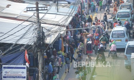 Pedagang Kaki Lima. Pedagang  nekat  berjaulan menggunakan trotoar di sekitaran Jalan Jati Baru Raya kawasan Statsun Kereta Tanah Abang, Jakarta, Kamis (2/11).