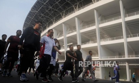 CDM Indonesia di Asian Games 2018, Komjen Pol Syafruddin (kedua kiri), bersama perwakilan atlet melakukan jalan sehat di Stadion GBK, Jakarta, Ahad (15/4).