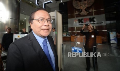 Mantan Menteri Koordinator  Kemaritiman, Rizal Ramli berjalan menuju Lobby Komisi Pemberantsan Korupsi (KPK).