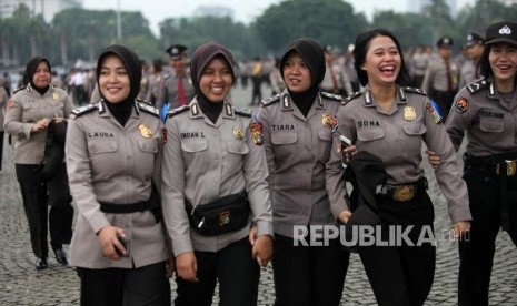 Personil Polwan berjalan seusai Apel Gelar Pasukan Operasi Kepolisian Terpusat Lilin 2017 di Monumen Nasional (Monas), Jakarta, Kamis (21/12).