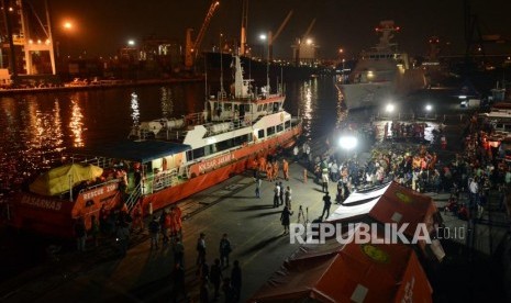 Joint SAR team is working non-stop to evacuate victims and debris of Lion Air flight JT610 aircraft at JICT 2, Tanjung Priok Port, Jakarta, Tuesday (Oct 30) night.