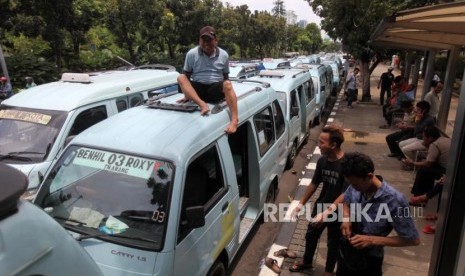 Aktivitas sopir angkot jurusan Tanah Abang saat menunggu rekannya bertemu dengan Pemprov DKI di Balai Kota, Jakarta, Rabu (31/1).