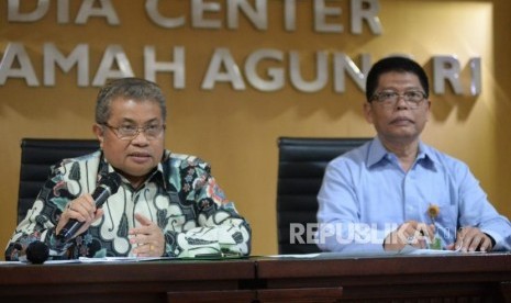 Juru bicara Mahkamah Agung (MA) Andi Samsan Nganro didampingi Kepala Biro Hukum dan Humas Abdullah.