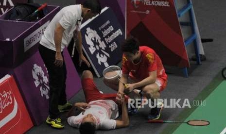 Pebulutangkis Indonesia Anthony Sinisuka Ginting mengalami cidera pada pertandingan final cabang bulutangkis nomor beregu putra Asian Games 2018 melawan Cina di Stadion Istora Senayan, Jakarta, Rabu (22/8).