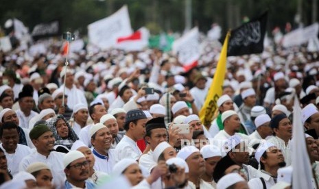 Ribuan umat Islam mengikuti reuni 212 di Monumen Nasional, Jakarta, Sabtu (2/12).