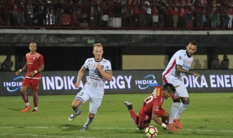 Pesepak bola Bali United Bruno Demerson Da Costa (kanan) berebut bola dengan pesepak bola Persija Bambang Pamungkas (kedua kanan) dalam pertandingan babak penyisihan Grup D Piala Presiden 2018 di Stadion I Wayan Dipta, Gianyar, Bali, Senin (29/1).