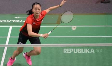 Pebulutangkis Putri Indonesia Fitriani berusaha mengembalikan kok pebulutangkis Jepang saat berlaga pada semifinal beregu putri cabang olahraga bulutangkis Asian Games 2018 di Istora Senayan, Jakarta, Selasa (21/8).