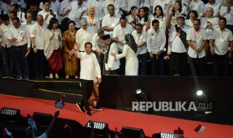 Presiden Joko Widodo berserta isteri memberikan salam kepada para pendukung dan relawan dalam acara Visi Indonesia di Sentul International Convetion Center, Bogor, Jabar, Ahad (14/7).