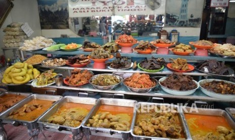 Kuliner Ramadhan Makanan Padang. Pedagang menjajakan aneka jenis kuliner makanan Padang di Kramat, Senen, Jakarta Pusat, Sabtu (17/8).