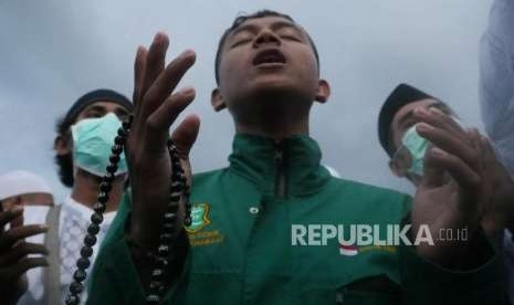 Seorang peserta  Dzikir Akbar Palu Beristigfar bersholawat  di Anjungan Nusantara pantai Talise, Palu Sulawesi tengah, Jumat (12/10).