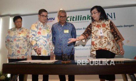 Direktur Hubungan Kelembagaan & Transaksional Perbankan BNI Adi Sulistyowati (kanan), Ketua Umum Ikatan Alumni (Iluni) Universitas Indonesia Arief B Hardono (kedua kanan), Bendahara Iluni UI Didit Ratam (kiri), dan Sekjen Iluni UI Andre Rahardian (kedua kiri) saat acara penandatangan kerjasama penerbitan Kartu Tanda Anggota di Jakarta, Senin (20/11).