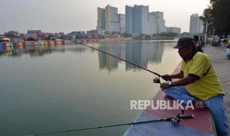 Jakarta Perlu Perbanyak Resapan Air Tanggulangi Banjir. Warga saat memancing di kawasan Danau Sunter, Jakarta Utara.